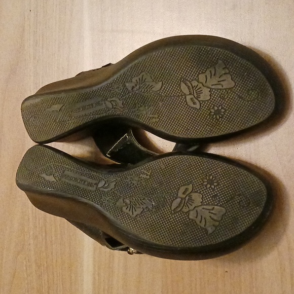 Predictions "Meridith" Black Thong Sandals in Size 7.5 - Picture 7 of 16